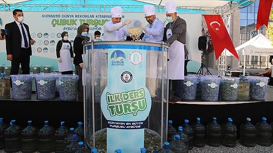 Yıldırım Beyazıt Üniversitesi Öğrencileri ve Akademisyenleri 1,5 Tonluk Kavanoza Turşu Kurdu