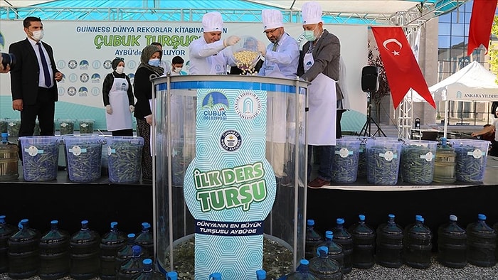 Yıldırım Beyazıt Üniversitesi Öğrencileri ve Akademisyenleri 1,5 Tonluk Kavanoza Turşu Kurdu