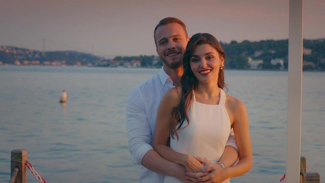 Başladığı günden bu yana epey ses getiren ve izlenme rekorları kıran Sen Çal Kapımı dizisi, 52. final bölümüyle izleyicilerine veda etti.