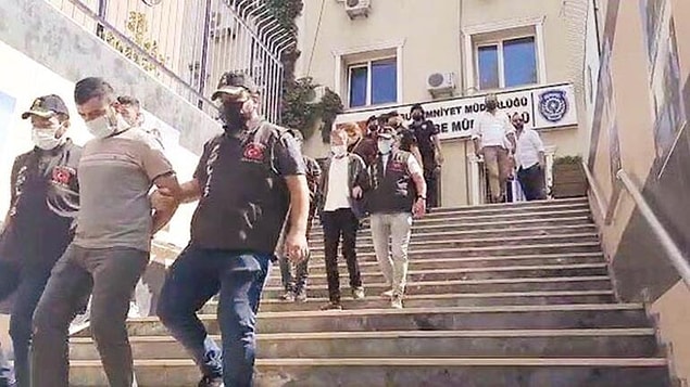 Duvarda kurşun sekmesinden kalan izler...