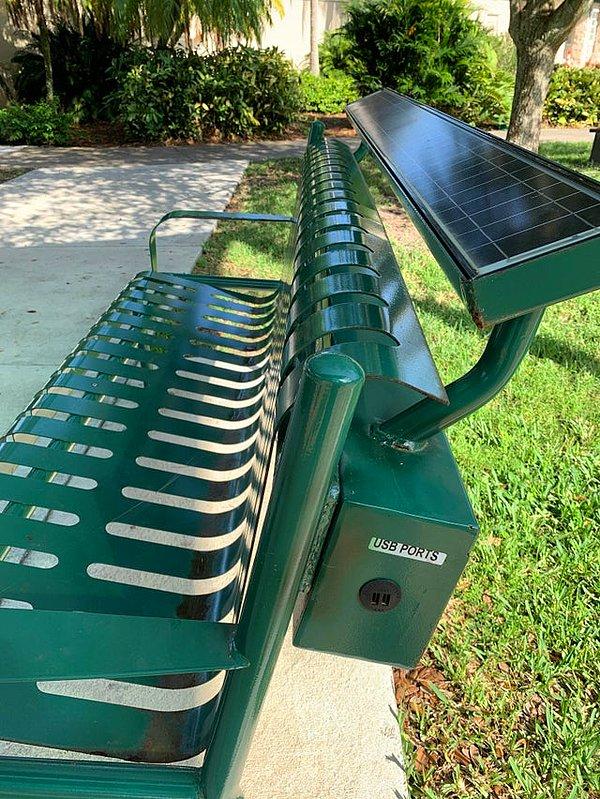 7. "Gittiğim parkta güneş ışığıyla elektronik aletleri şarj edebilen oturaklar buldum!"