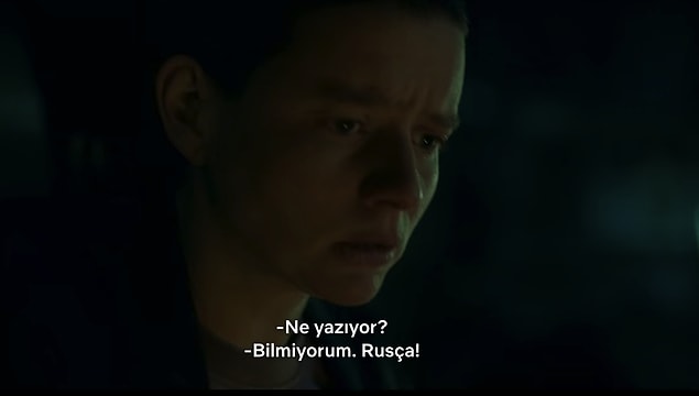İkinci sezonda bu tarz teknik detaylara dikkat edilmiş gibi. Örneğin Sylvie artık helikopter kullanıyor dizide. Helikopterin Rusça olması, helikopterle Norveç’e gitmeleri ve bunu yaparken hiçbir rota belirlenmemiş olması dışında pek de bir sorun yok.😅