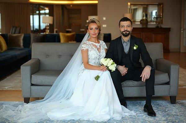 Vildan Atasever, Arzu Ayar imzalı sade bir gelinlik seçerken Mehmet Erdem de siyah takım elbise ile düğünü gerçekleştirdi.