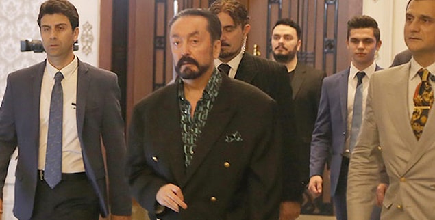 Gelelim evin dışına. Oktar giyinip kuşanıp, gazetesini okuyup, kahvaltısını yaptıktan sonra dışarı çıkmak için hazırlanıyormuş.