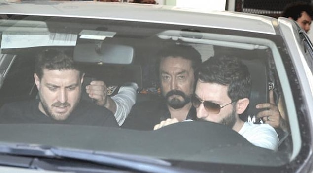 Yalnız dışarıdaki kişilerin tamamı erkek. Oktar için 4-5 adet araç hazırlanıyormuş.