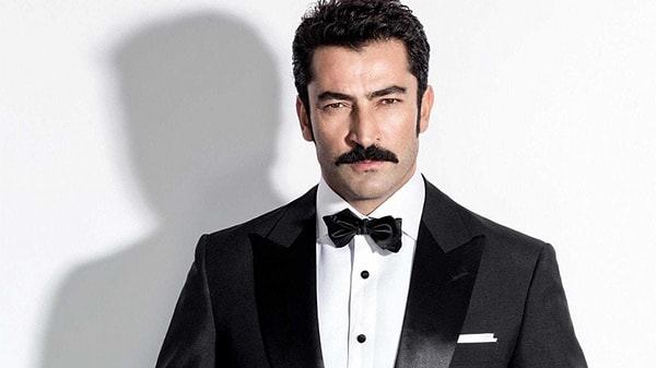 Kenan İmirzalıoğlu için "Türkiye'nin en sevilen jönlerinden biri" diyoruz. Ama boşuna demiyoruz. Yakışıklı oyuncumuz tanındığı günlerden bu yana dizileriyle tüm hayranlarını ekranlara kilitlemeyi başarıyor.