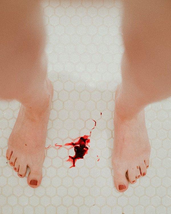 2. "Bir gün kız arkadaşımı regl dönemindeyken duşta gördüm. Kadınların o kadar kanamasını olduğunu hiç tahmin etmemiştim ve kan kaybından ölecek diye çok korkmuştum."