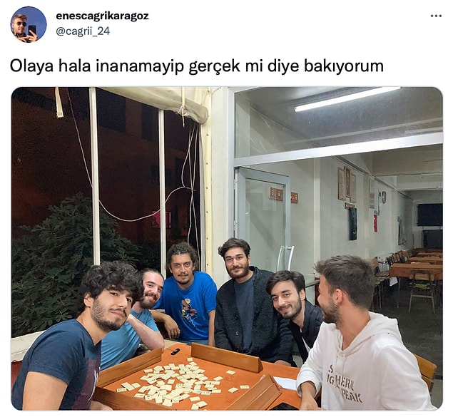 Kullanıcı, Pinhani'nin yan masada 101 oynadığını söyledi ve fotoğraf paylaştı.