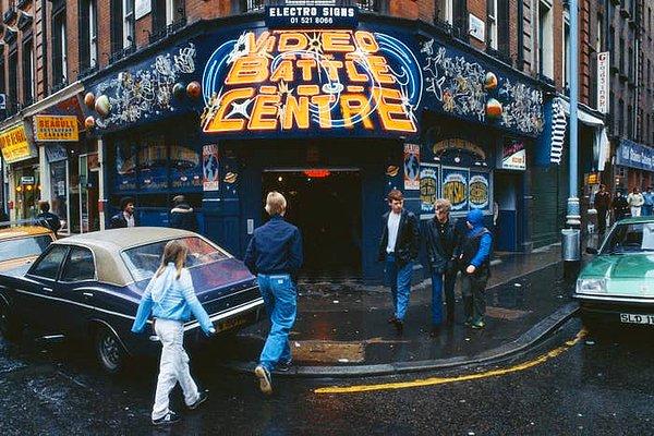 2. LondraLondra'nın ünlü Soho semtinde bir video arcade salonu. -1979