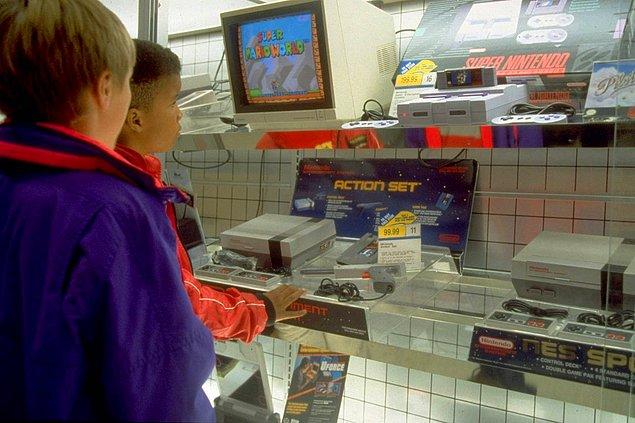 7. Bir mağazanın camında yeni çıkan 16-bit NES konsoluna hayran hayran bakan çocuklar. -1991