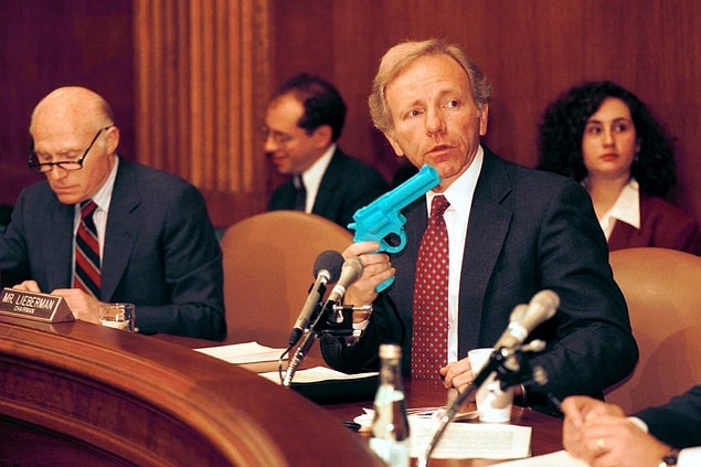 8. Amerikalı Senatör Joe Lieberman bir komite oturumu esnasında silah şeklinde bir kontrolcü tutuyor. Oturumun amacı ise video oyunlarının şiddete yöneltip yöneltmediğini tartışmak. -1993