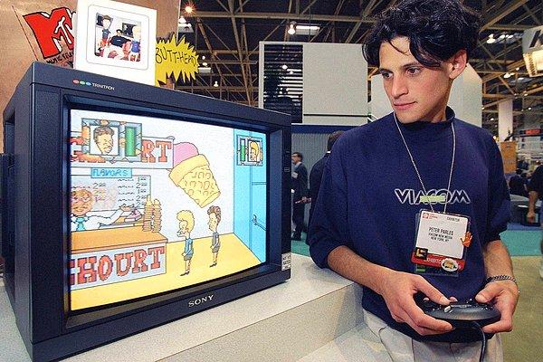 11. Viacom New Media'nın ürün geliştirme Koordinatörü Peter Parles Beavis ve Butt-Head video oyununu oynuyor. -1994