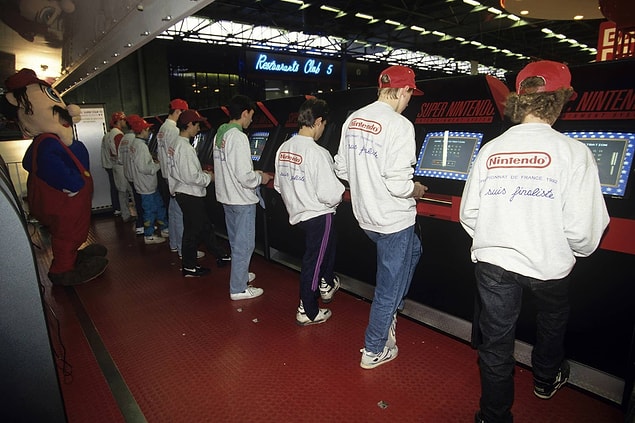 9. Fransa'nın Villepinte kentindeki oyuncak fuarında düzenlenen Nintendo Super Tour '93 şampiyonasından bir kare. -1993