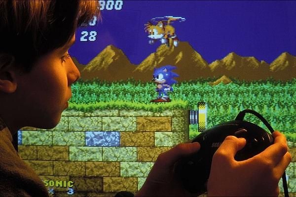10. Sonic the Hedgehog oynayan bir çocuk, hayran kaldığı ise her halinden belli. -1993