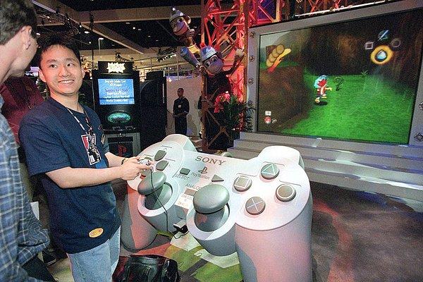 14. Electronic Entertainment Expo esnasında Sony standında APE Escape'i deneyen bir oyuncu. -1999