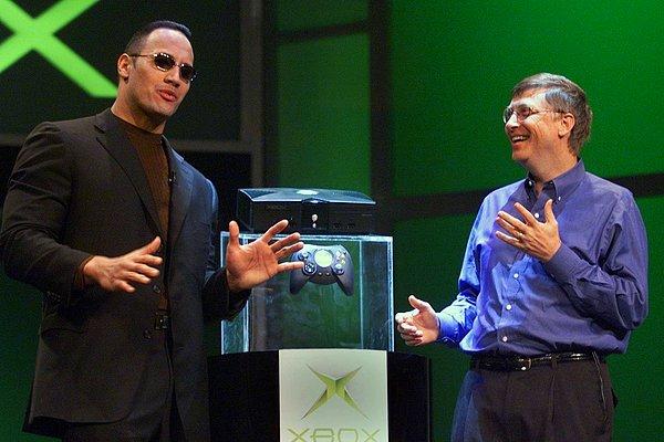 15. Dwayne Johnson Bill Gates'in yeni Xbox konsolunu tanıtmasının ardından sahnede onunla konuşuyor. -2001