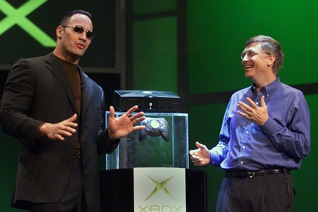15. Dwayne Johnson Bill Gates'in yeni Xbox konsolunu tanıtmasının ardından sahnede onunla konuşuyor. -2001