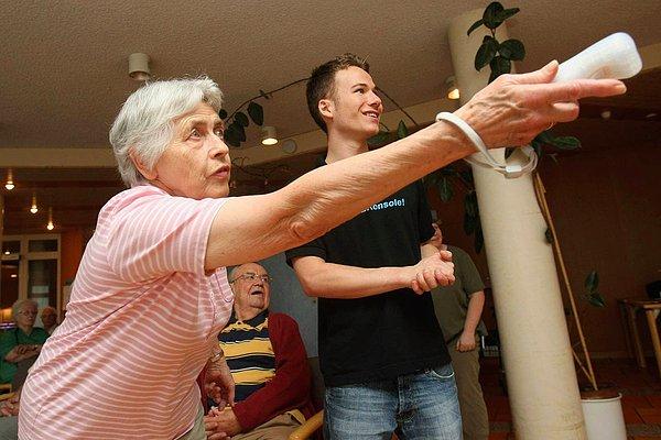 19. Yaşlılar evi sakinlerinden Margarete Roeder, toplum gönüllüsü Markus Deindl tarafından Nintendo Wii cihazında bowling oyunu ile tanıştırılıyor. -2008