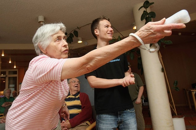 19. Yaşlılar evi sakinlerinden Margarete Roeder, toplum gönüllüsü Markus Deindl tarafından Nintendo Wii cihazında bowling oyunu ile tanıştırılıyor. -2008