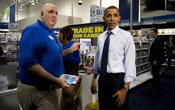 20. Dönemin Amerikan Başkanı Barack Obama Nintendo Wii cihazı için Just Dance 3 satın alıyor. -2011