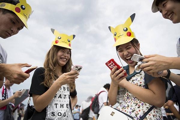 22. Bir dönem tüm dünyada çılgınlık boyutuna erişmiş Pokémon Go'yu oynayan Japon oyuncular. -2017