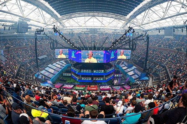 24. Ünlü yayıncı Ninja 2019 Fortnite Dünya Kupası final karşılaşması öncesinde kalabalığa sesleniyor. -2019