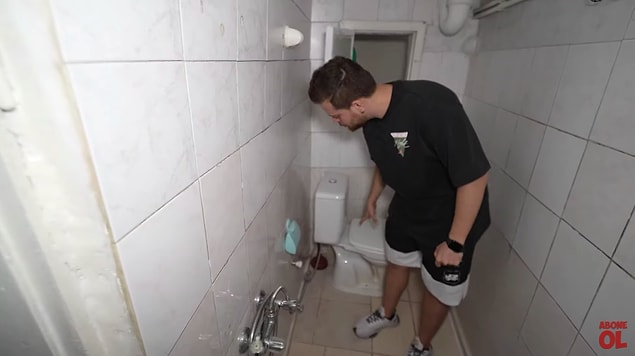 Duş ve tuvaletin yan yana olduğu,