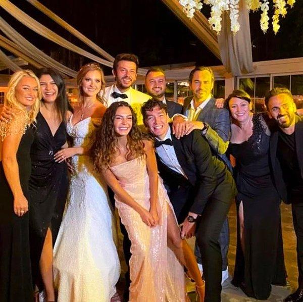 3. Geçtiğimiz aylarda final yapan 'Hercai' dizisinin sevilen oyuncularından Oya Unustası ile Ahmet Tansu Taşanlar, nikah masasına oturdu. Çiftin düğününe ünlü isimler katıldı.