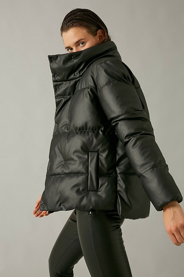 12. Deri görünümlü kaban, Koton'un en beğenilen modellerinden biri... Oversize mont sevenler kaçırmasın.