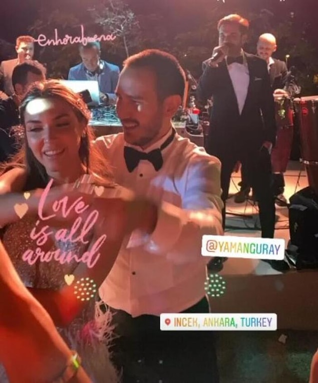 Üstelik Kenan Doğulu Ankara'daki düğünde sahneye çıkarak konuklara ufak bir konser vermiş.
