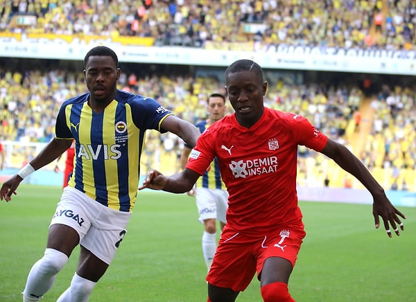 Fenerbahçe, Sivasspor ile ilk yarıda gelen goller sonucunda 1-1 berabere kalırken ligdeki ilk puan kaybını yaşadı.