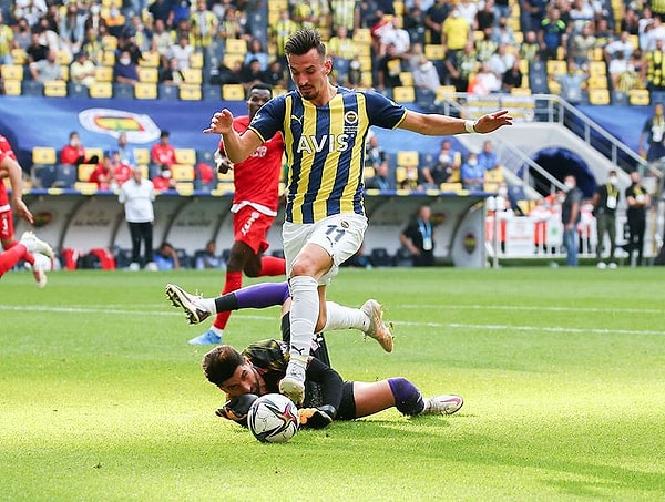 Fenerbahçe, 23. dakikada Bright Osayi-Samuel ile öne geçerken 45. dakikada Pedro Henrique'nin golü, skoru eşitledi.