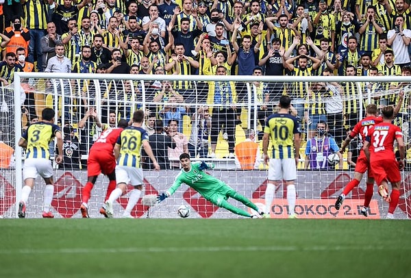 Ligde ilk kez gol yiyen ve ilk puan kaybını yaşayan Fenerbahçe, 4 maç sonunda 10 puana ulaşırken Sivasspor, ilk 4 hafta sonunda galibiyet ile tanışamadı.