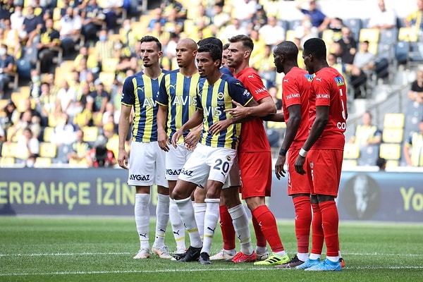 Fenerbahçe'de Marcel Tisserand ve İrfan Can Kahveci, yaşadıkları sakatlıklar sonucunda karşılaşmaya devam edemediler.