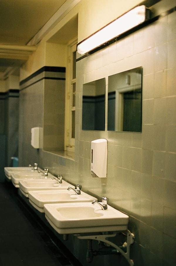 20. yüzyıla gelindiğinde ücretli umumi tuvaletler her yerde yaygınlaşmaya başladı. 1970 yılında 50 binden fazla ücretli umumi tuvalet bulunuyordu.