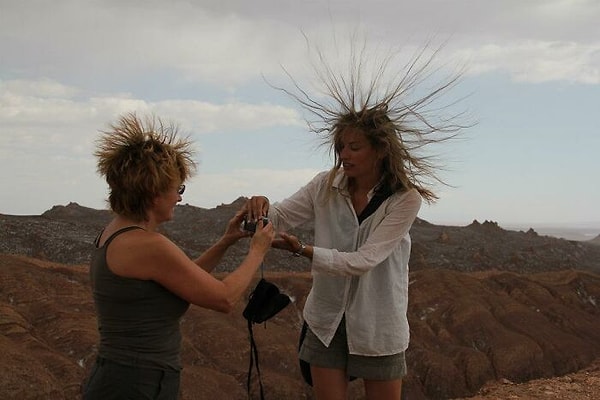 11. Если вы находитесь на улице во время грозы, и ваши волосы начинают подниматься, немедленно ищите убежище. В вас в любой момент может ударить молния