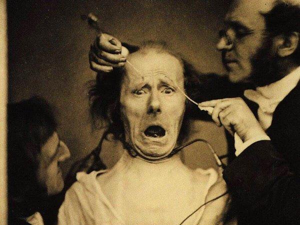 1. İnsan yüzünün elektiriğe karşı nasıl tepki verdiğini ölçen bir doktorun hastası ile olan fotoğrafı.