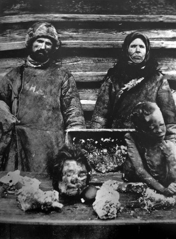 10. 1921 Rus kıtlığı sırasında insan kalıntıları satan pazar satıcıları.