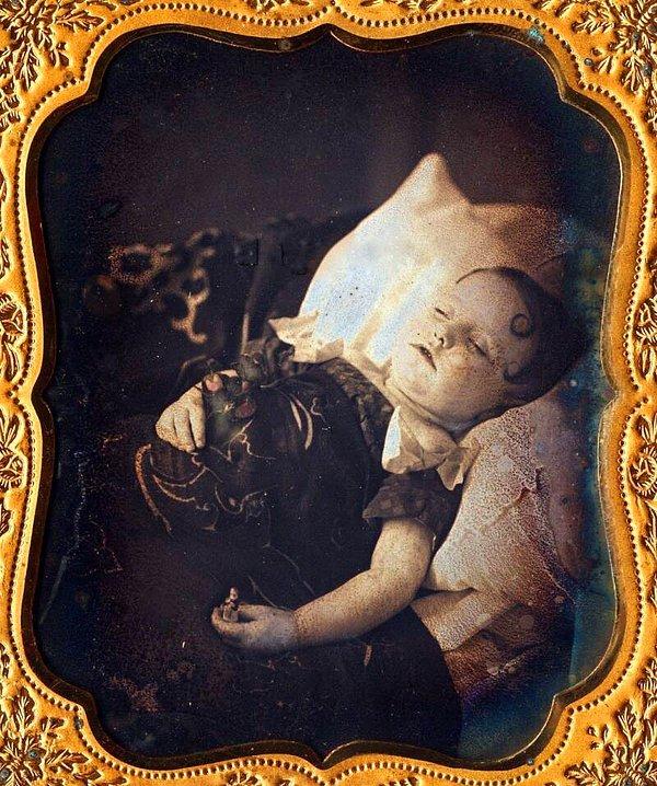 5. Viktorya Dönemi'nde ölen çocukların fotoğraflarının çekilmesi yaygındı. Bu da onun örneklerinden birisi.