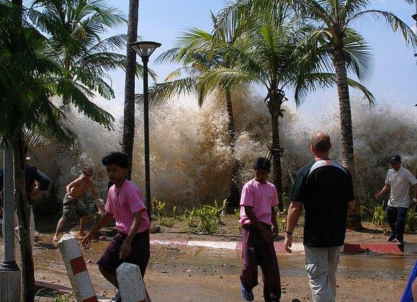 4. 230 binden fazla kişinin ölümüne sebep olan 2004 Hint Okyanusu depremi ve tsunamisinin ilk fotoğrafı.