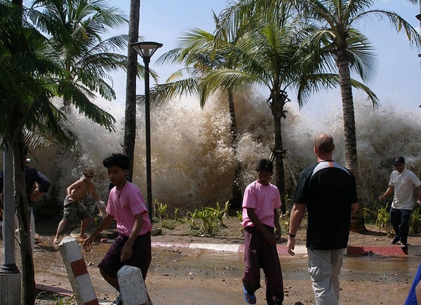 7. 2004 yılında 230 binden fazla kişinin ölümüne sebep olan Hisdistan Okyanus Tsunamisi'nin ilk fotoğrafı.