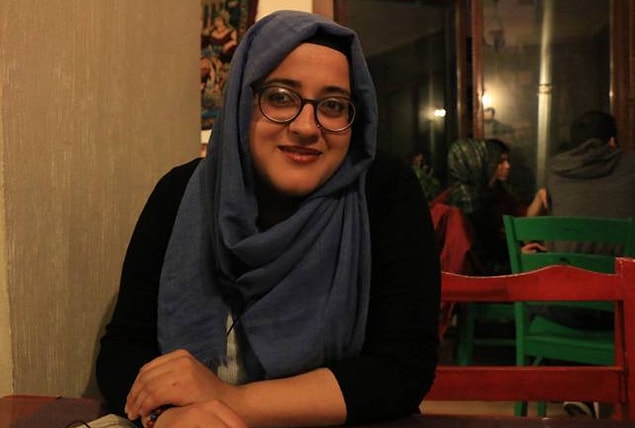 Hayatı boyunca AKP'ye oy vermediği halde AKP'li olmakla suçlanıyormuş sürekli. Söylemleri nedeniyle dinden çıktığını söyleyenler bile oluyormuş. "Olacaksan tam Müslüman ol" diyerek Müslüman olarak görmeyip, yok sayanlar da oluyormuş.
