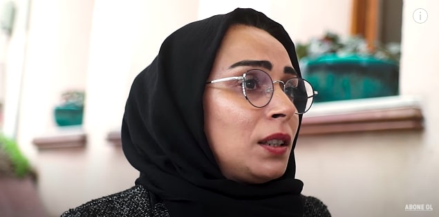 Dindar bir ailede doğan Antikapitalist Müslüman Zeynep Algı da 5 yaşından itibaren ailesinin isteğiyle başını kapatıyormuş. Mahalle değiştirdiği zaman başörtüsünü boynuna alırmış, eve döneceği zaman tekrar başına takarmış.