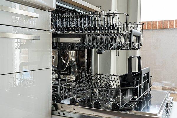 7. Elde yıkamak yerine bulaşık makinesini tercih edin.