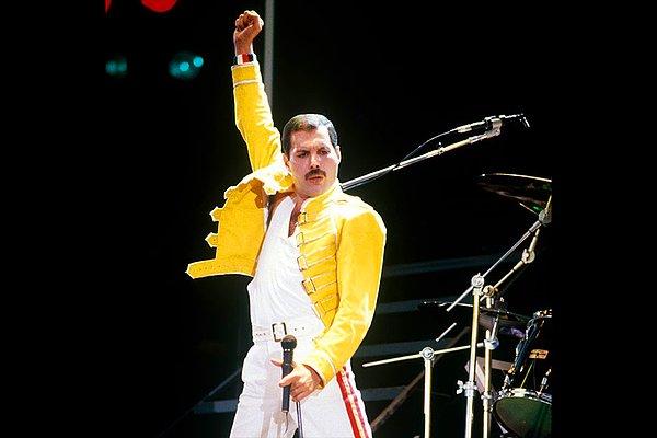 2. Freddie Mercury, 'Crazy Little Thing Called Love' şarkısını duş alırken 10 dakika içinde yazmıştır.