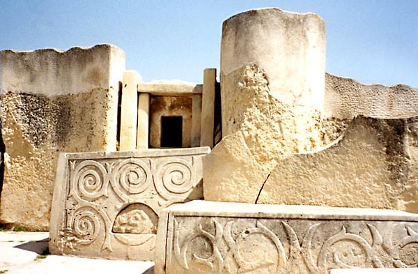 8. Malta'daki Megalit Tapınaklar, MÖ 3600 ila MÖ 700 yılları arasında üç farklı zaman periyodunda yapılmıştır.