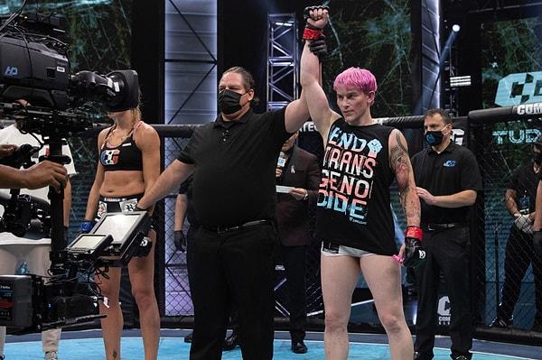 Geçtiğimiz günlerde ise MMA dövüşlerine katılan trans birey Alana McLaughlin rakibini yenerek bir diğer örnek oldu.