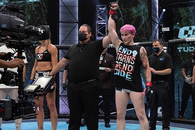 Geçtiğimiz günlerde ise MMA dövüşlerine katılan trans birey Alana McLaughlin rakibini yenerek bir diğer örnek oldu.
