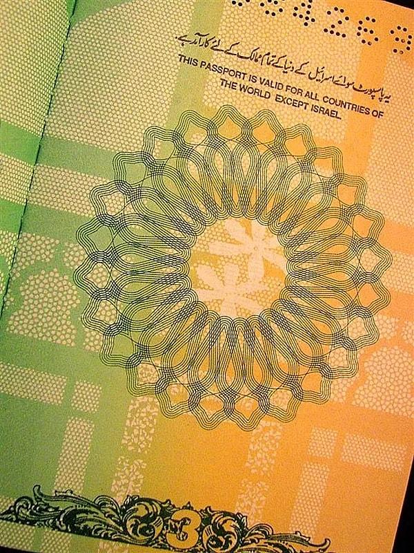 14. Pakistan pasaportunun ilk sayfasında 'Bu pasaport İsrail hariç tüm ülkelerde geçerlidir' yazar.