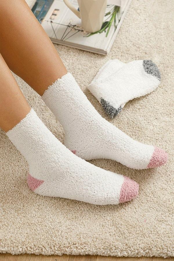 2. Peluş çoraplar da kış aylarının olmazsa olmazlarından.